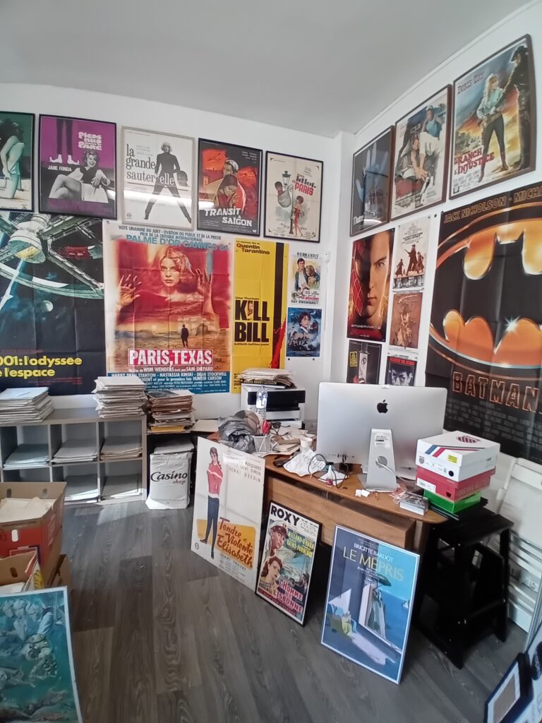 Affiches et bureau de la galerie Tiberius Kay